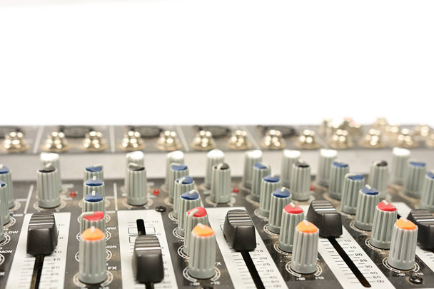 gros plan du mixeur de son moderne en studio
 - Photo, image