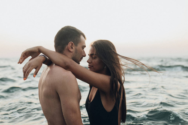 lovely couple kissing in the sea - Foto, Imagen