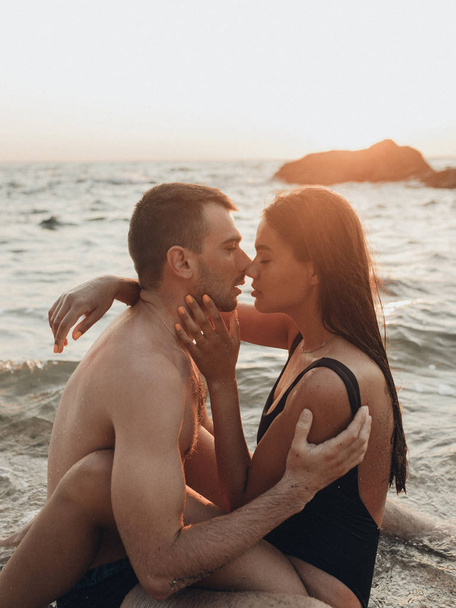 海でキス素敵なカップル - 写真・画像