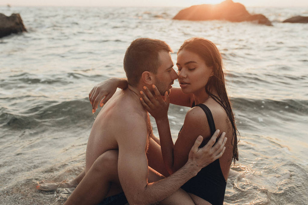 мила пара цілується в морі
 - Фото, зображення