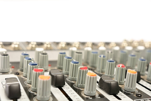 крупним планом сучасний звуковий мікшер в студії
 - Фото, зображення