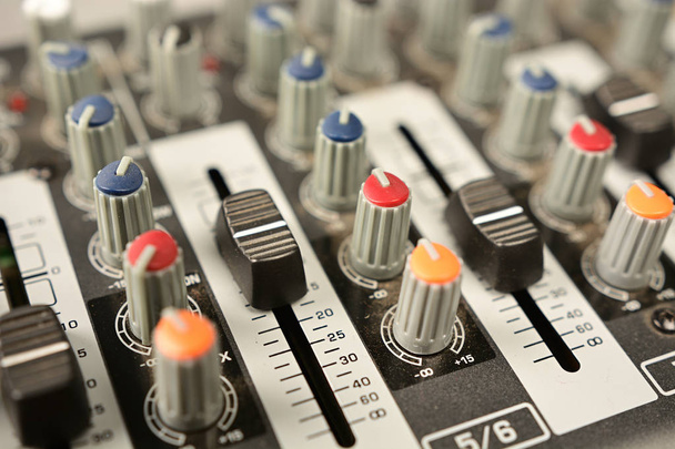 primer plano del mezclador de sonido moderno en el estudio
 - Foto, imagen