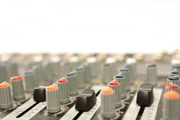 крупним планом сучасний звуковий мікшер в студії
 - Фото, зображення