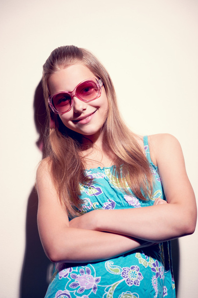 Portret van een tiener meisje met zonnebril - Foto, afbeelding