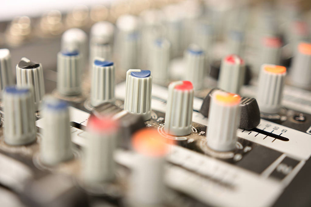 primo piano del mixer sonoro moderno in studio
 - Foto, immagini
