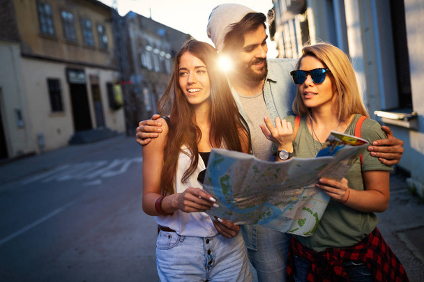 Friendship, travel, vacation, summer and people concept. Group of smiling friends traveling - Foto, Imagem