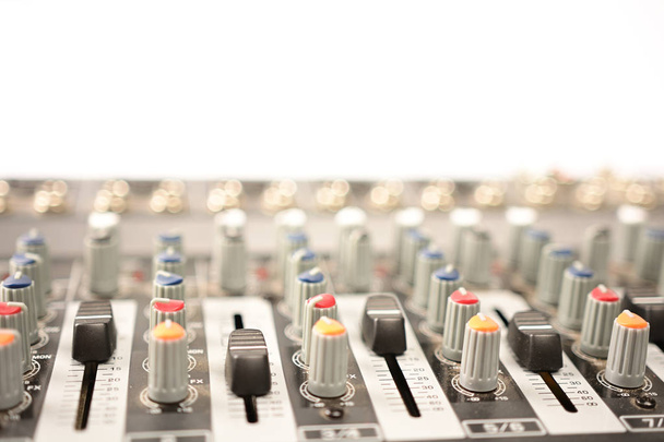 κοντινό του σύγχρονου μίξερ ήχου στο στούντιο - Φωτογραφία, εικόνα