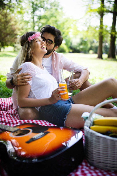Happy young couple enjoying a day in the park together - Foto, Imagem