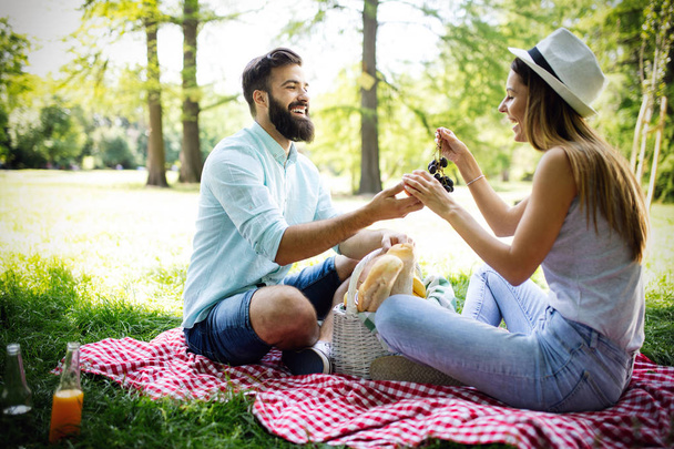 Happy young couple enjoying a day in the park together - Foto, imagen
