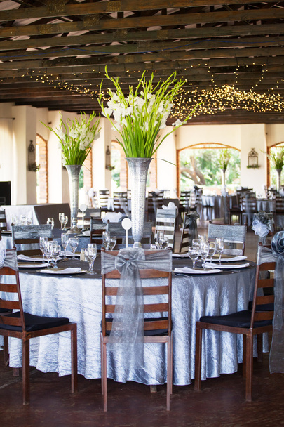 Свадебный зал с великолепными цветочными букетами
 - Фото, изображение