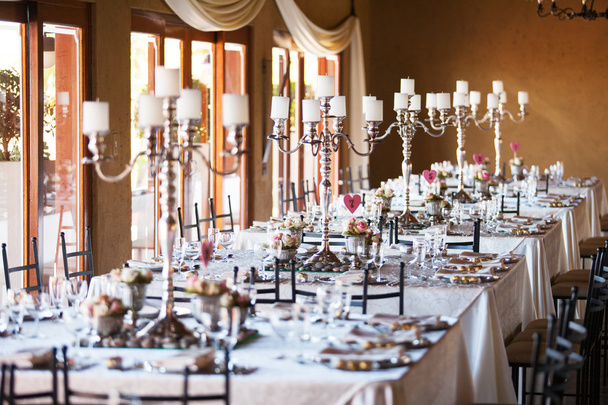 Зал на весіллі з прикрашеними столами
 - Фото, зображення