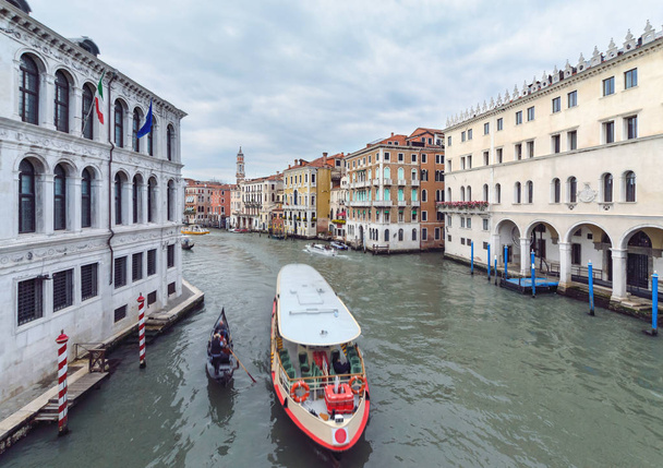 Vista desde el puente de Rialto en Venecia. - Foto, Imagen