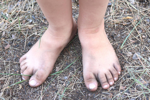 Jambes de l'enfant en été sur le sol sans chaussures fermer
 - Photo, image