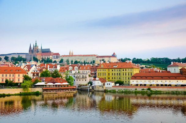 Csodálatos kilátás a prágai várra és történelmi óváros a Moldva folyóhoz. Napfelkeltét fényében. Csehország fővárosa. Gyönyörű Skylines. Városkép. Csodálatos városok. Bohémia, utazási helyszín - Fotó, kép