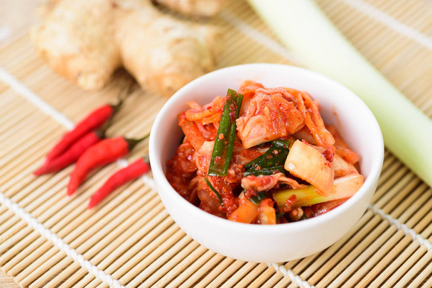 Кимчи капуста в миску і інгредієнт, Корейська кухня - Фото, зображення
