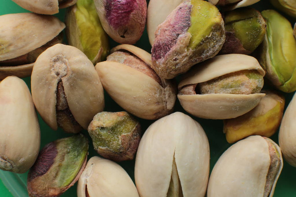 Makro zdjęcie orzechów pistacjowych, wiele orzechów, makro widok pistacjowy - Zdjęcie, obraz