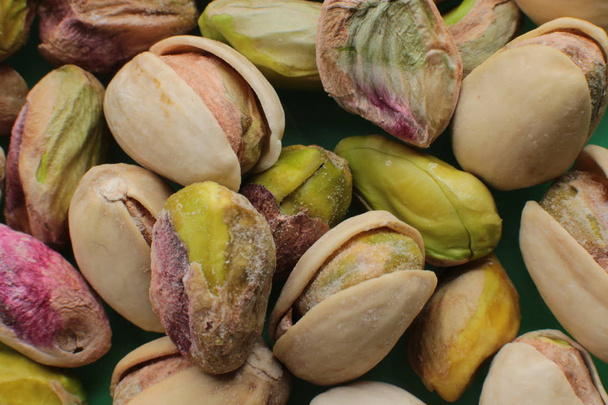 Макро фото фісташкових горіхів, багато горіхів, макро вид на фісташку
 - Фото, зображення