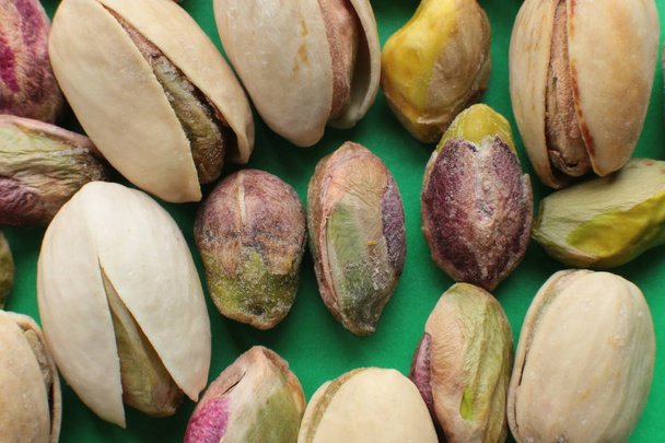 Макро фото фісташкових горіхів, багато горіхів, макро вид на фісташку
 - Фото, зображення