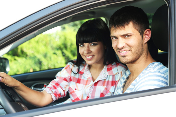 Hermosa pareja joven feliz conduciendo coche
 - Foto, Imagen