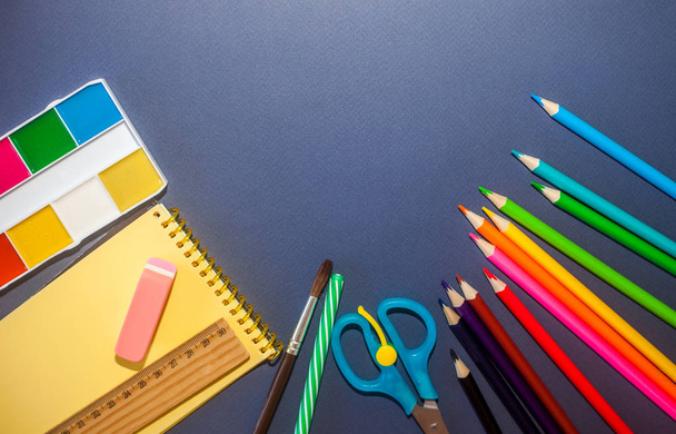 School supplies on dark blue background. Back to school concept - Foto, Bild