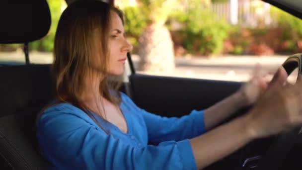 Woman is angry and upset, because her car broke down - Imágenes, Vídeo