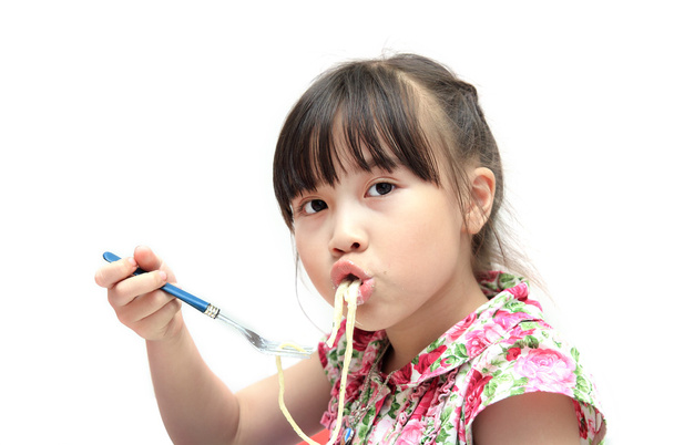 Маленькая девочка ест макароны
 - Фото, изображение