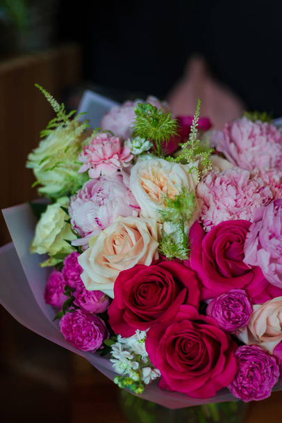 the most beautiful flowers, magnificent bouquets of flowers on the leg in the interior of the restaurant for a festive floristry store or wedding salon for the bride or groom, a bridal bouquet, butanerka - Foto, imagen