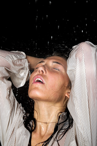 Humide fille sous la pluie
 - Photo, image