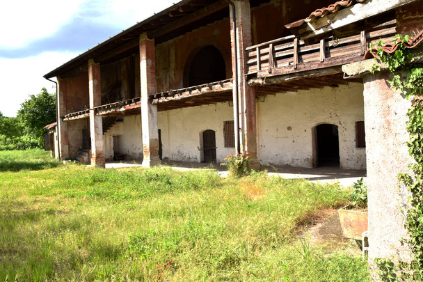 Una antigua granja abandonada en la campiña de Brescia
 - Foto, Imagen