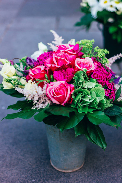 明るいピンクの花の豪華な花束 - 写真・画像