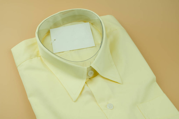 Ανδρικά κίτρινα πουκάμισα διπλωμένα - Φωτογραφία, εικόνα