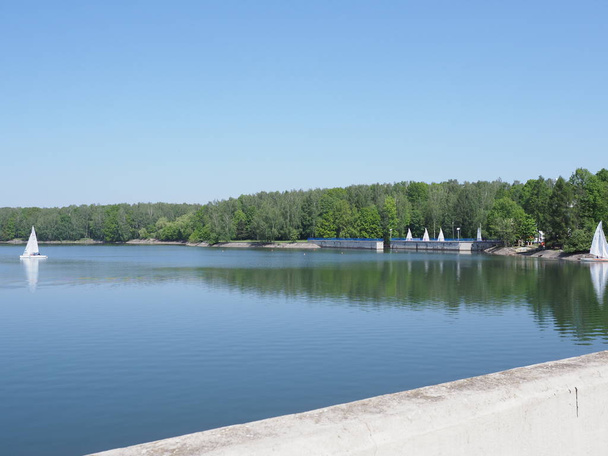 Seinä ja kaksi jahtea keinotekoisen eurooppalaisen Goczalkowice Reservoirin maisemassa Puolassa
 - Valokuva, kuva