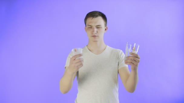 Νεαρός ακτιβιστής με πλαστικά και γυάλινα ποτήρια στο φόντο Violet - Πλάνα, βίντεο