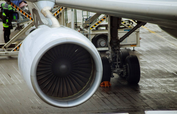Passagierflugzeug wird für das Einsteigen in Flugzeug Turbine Detail vorbereitet - Foto, Bild