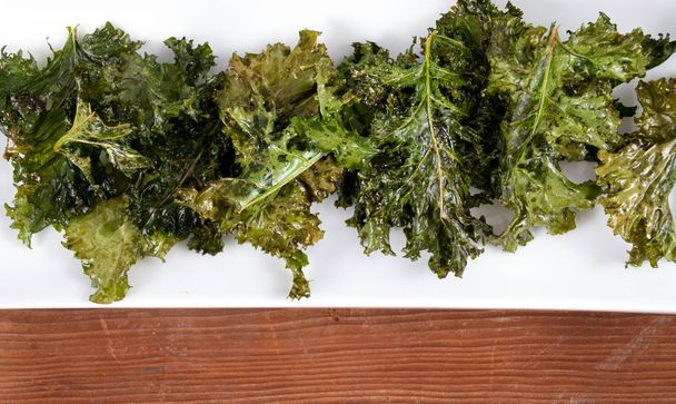 oven baked olive oil and salt kale chips - Foto, immagini