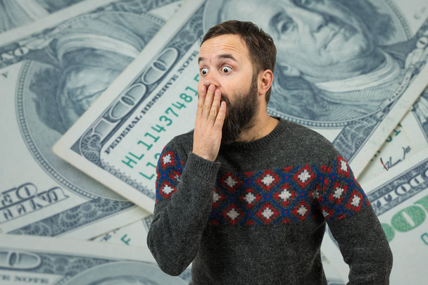 mladý muž s vousy a velkou dolarovou bankovkou - Fotografie, Obrázek