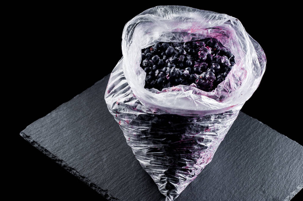 ribes fatto in casa congelato in un sacchetto di plastica su un piatto di pietra su un
  - Foto, immagini