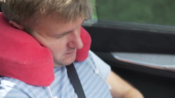 Fáradt utazó alszik a hátsó ülésen egy autó - Felvétel, videó