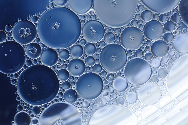 Macro van olie-en water bellen creëren van een wetenschappelijk beeld van cel-en celmembraan met een blauw en wit verloop en in een horizontaal formaat. - Foto, afbeelding