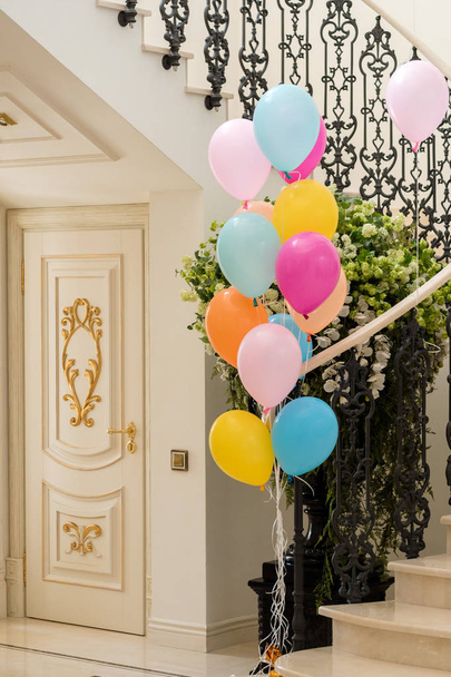 Celebrazione in interni lussuosi con palloncini
 - Foto, immagini