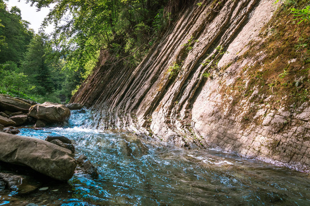 Gebirgsfluss-Wasserlandschaft. Wilder Fluss in den Bergen. Berg wilden Fluss Wasser Blick - Foto, Bild