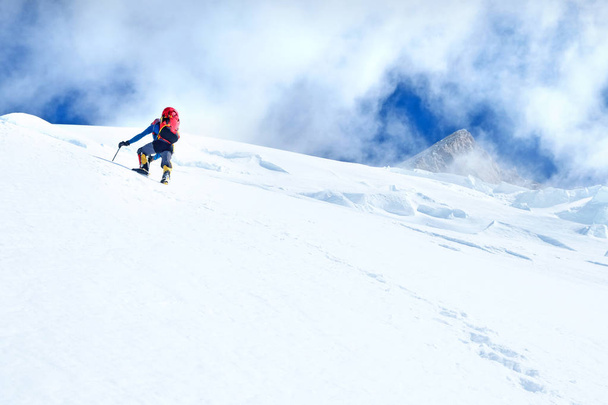 Альпинист достигает вершины Эвереста. Горный пик Эверест. Самая высокая гора в мире. Национальный парк, Непал
 - Фото, изображение
