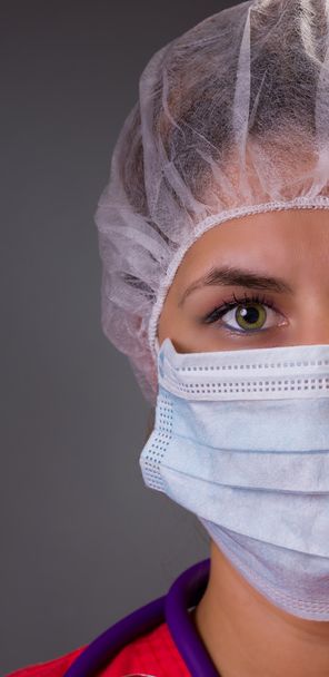 retrato de bonita enfermera o médico con máscara quirúrgica y gorra
 - Foto, imagen