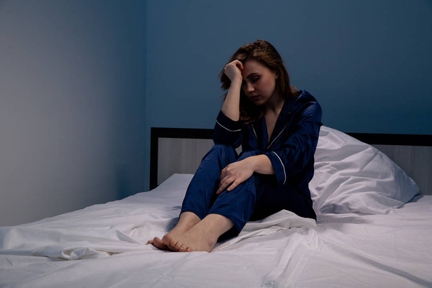 Стресс и расстройство молодой женщины в постели дома ночью
. - Фото, изображение
