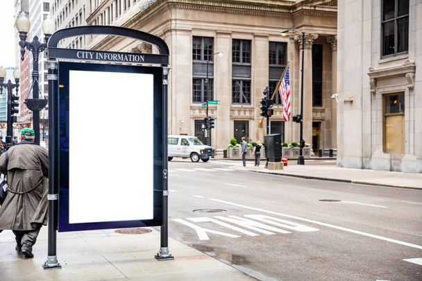 Blanco billboard bij bushalte voor reclame, Chicago City gebouwen en straat achtergrond - Foto, afbeelding
