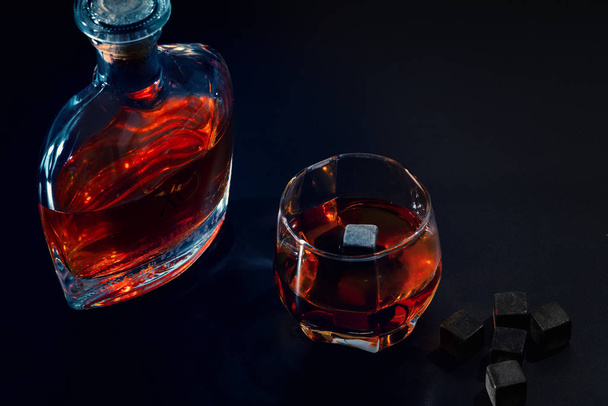 Decanter of mature malt whisky with full glass - Foto, Imagem