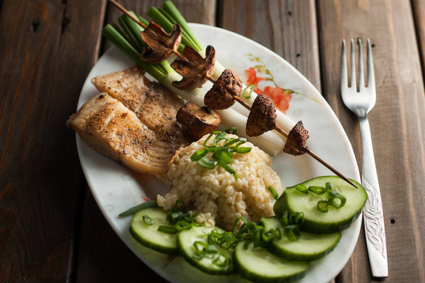 Ovesná kaše se zeleným čerstvým salátem a smaženými rybami, regulace hmotnosti, sportovní jídlo, jarní mísa - Fotografie, Obrázek
