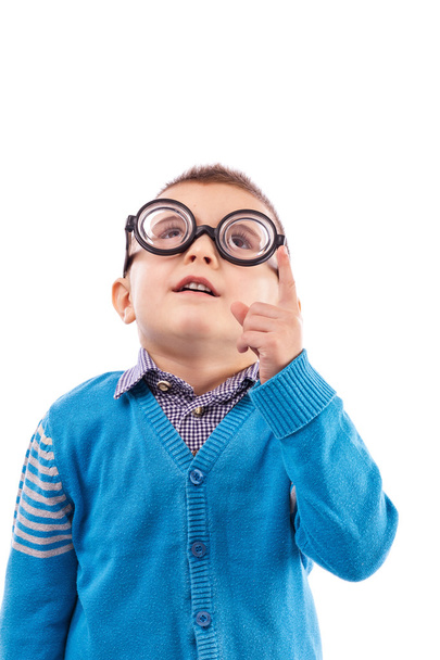 Adorable niño pequeño con gafas divertidas mirando hacia arriba
 - Foto, Imagen