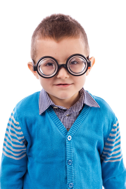 πορτρέτο του ένα χαριτωμένο μικρό αγόρι που φοράει γυαλιά αστεία - Φωτογραφία, εικόνα