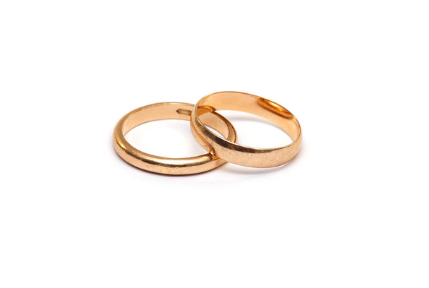 Δύο Μεταχειρισμένα χρυσά δαχτυλίδια με μικρο ξύσιμο απομονώνονται σε λευκό φόντο - Φωτογραφία, εικόνα